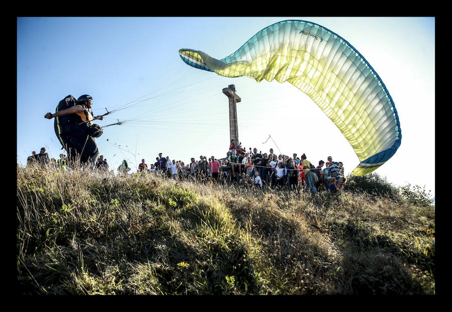 La jornada ha arrancado esta mañana con la visita a 33 mojones e incluye una alubiada popular, música, juegos infantiles y deporte rural