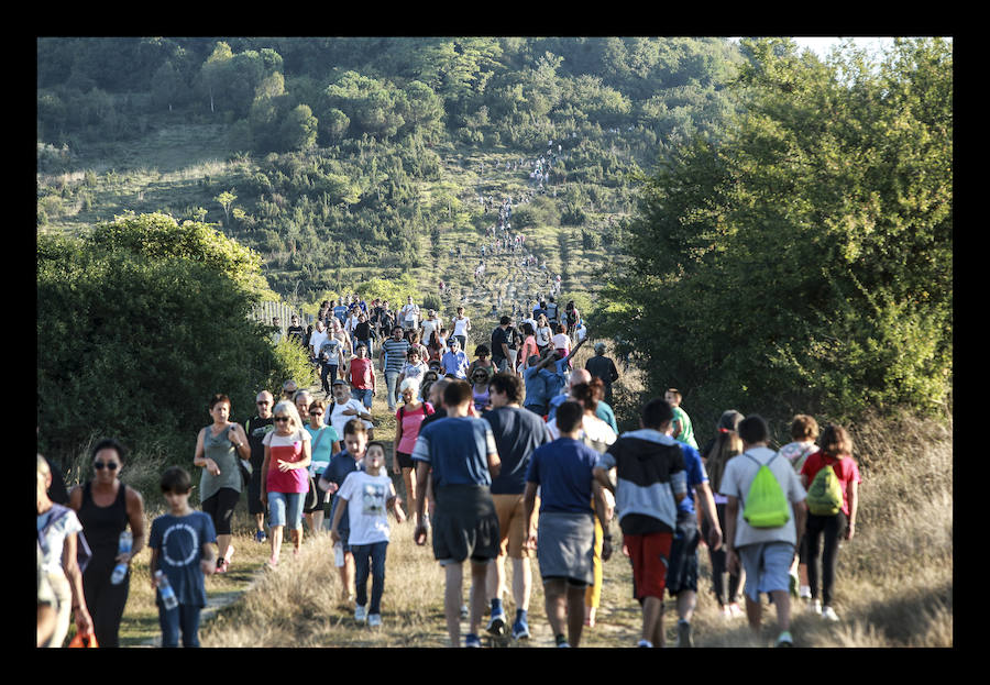 La jornada ha arrancado esta mañana con la visita a 33 mojones e incluye una alubiada popular, música, juegos infantiles y deporte rural