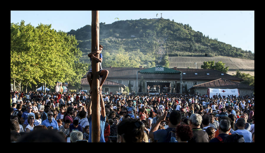 La jornada ha arrancado esta mañana con la visita a 33 mojones e incluye una alubiada popular, música, juegos infantiles y deporte rural