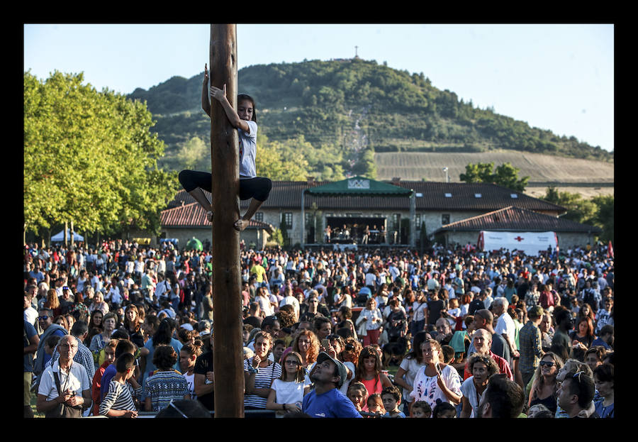 La jornada ha arrancado esta mañana con la visita a 33 mojones e incluye una alubiada popular, música, juegos infantiles y deporte rural