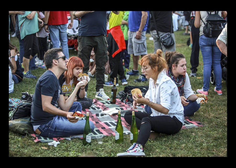 La jornada ha arrancado esta mañana con la visita a 33 mojones e incluye una alubiada popular, música, juegos infantiles y deporte rural