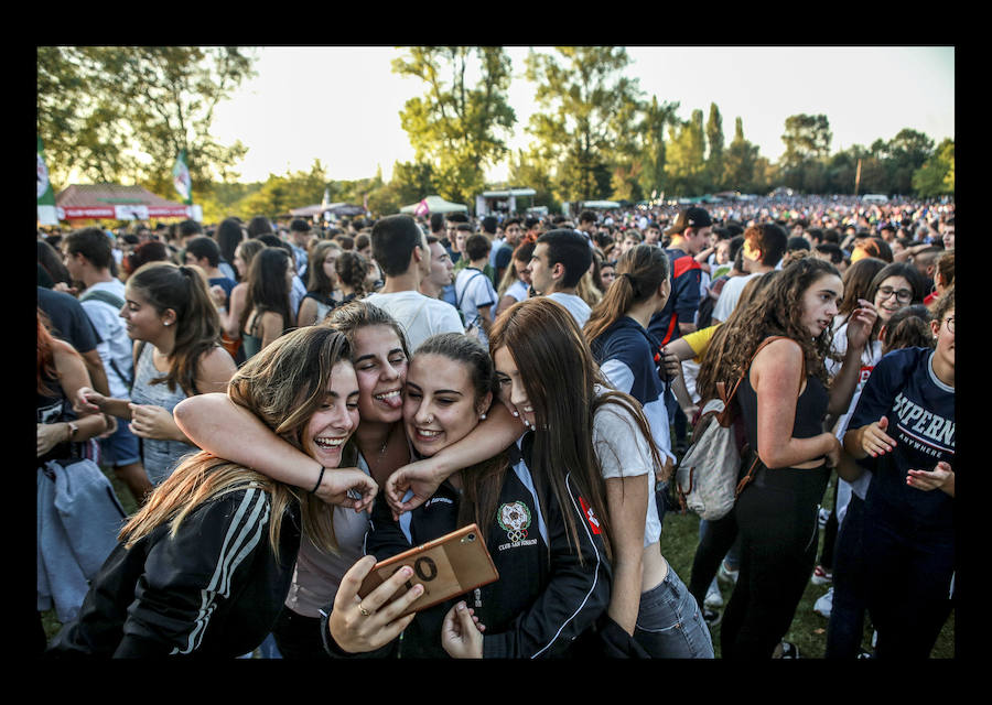 La jornada ha arrancado esta mañana con la visita a 33 mojones e incluye una alubiada popular, música, juegos infantiles y deporte rural