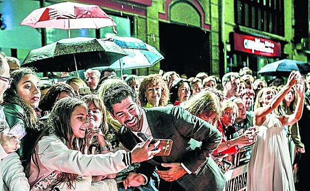 Miguel Ángel Muñoz demostró su 'tirón' en la alfombra naranja.