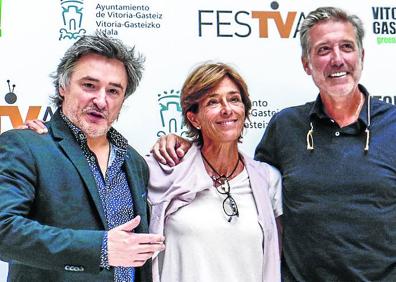 Imagen secundaria 1 - Los invitados aplauden a uno de los premiados. Larrodera recoge el Mainat de manos de su hija. Fiestras junto a Emilio Aragón y su esposa.