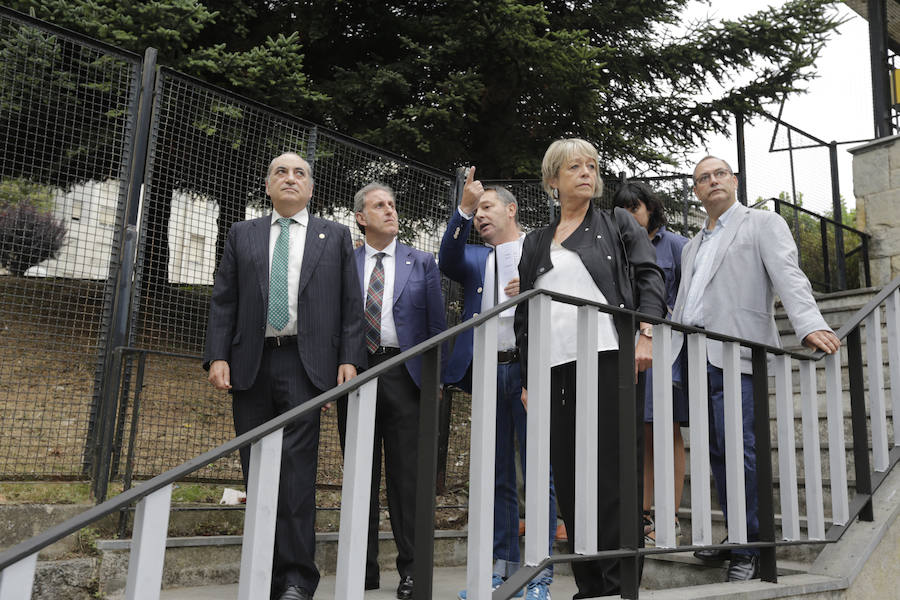 El consejero de Vivienda, Iñaki Arriola. y el segundo teniente de alcalde de Bilbao, Alfonso Gil, han visitado las instalaciones del 'Otxar Urban Lab'. 