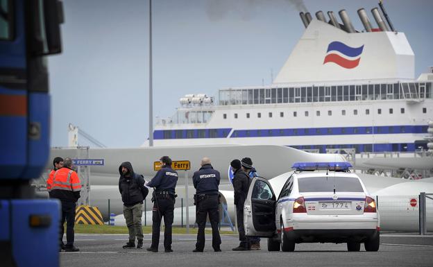 Detención de unos presuntos polizones que intentaban subirse al ferry en Santurtzi. 