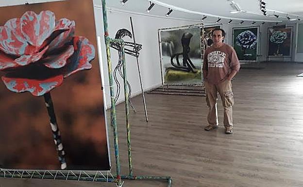 Rai Bikandi posa entre sus originales piezas de arte. 