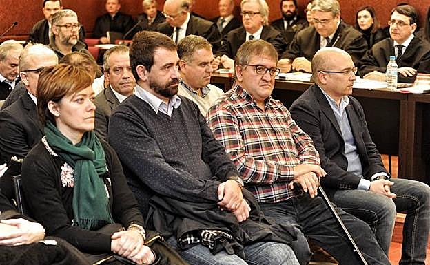 Parte de los investigados en el 'caso De Miguel' durante una sesión del juicio.