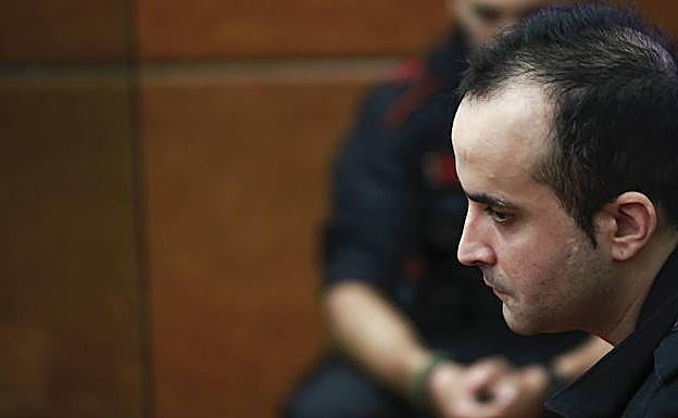 El acusado, Daniel M., durante una de las sesiones del juicio que se celebra en la Audiencia de Álava. /