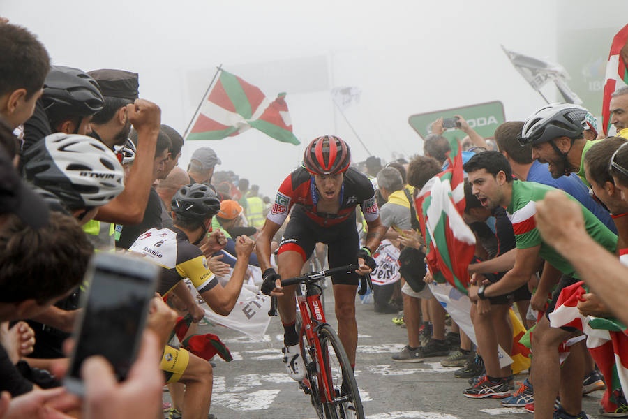 Michael Woods gana en el Oiz, que ha dejado imágenes de los ciclistas con las fuerzas al límite 