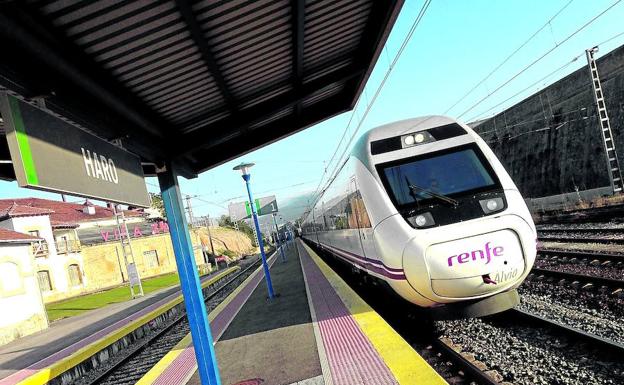 Un tren Alvia hace entrada en la estación del ferrocarril de Haro, después de llegar de Miranda en dirección a Barcelona.