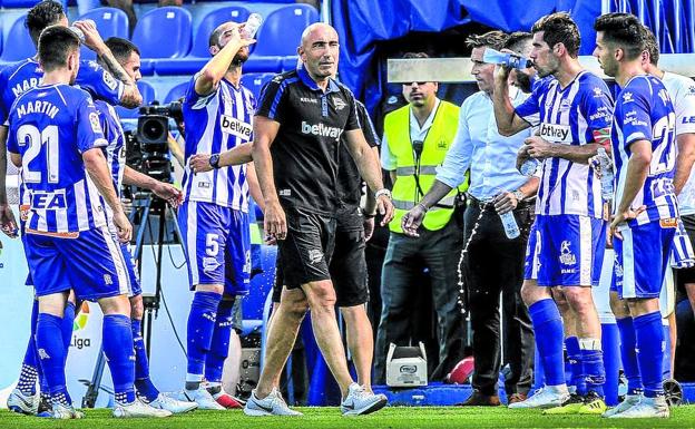 Los jugadores del Alavés se hidratan durante un parón en el encuentro ante el Espanyol en Mendizorroza. 