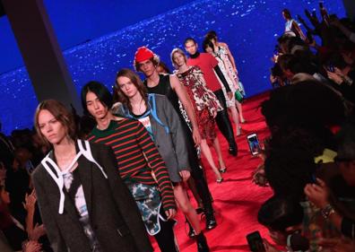 Imagen secundaria 1 - Arriba, un diseño de Naeem Khan. Abajo, propuestas de Calvin Klein. 