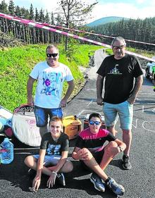 Imagen secundaria 2 - 1- Vista de la cumbre. 2- Margarita Mimó con su familia en la autocaravana. 3- Eneko Igual y Aitor Herrera junto al cordón de la Ertzaintza. 