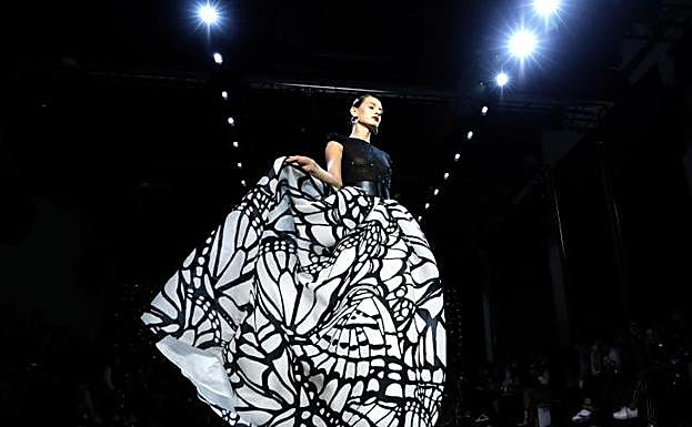 Imagen principal - Arriba, un diseño de Naeem Khan. Abajo, propuestas de Calvin Klein. 