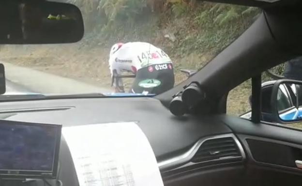 Vivimos desde dentro del coche del Sky cómo se cambia una rueda