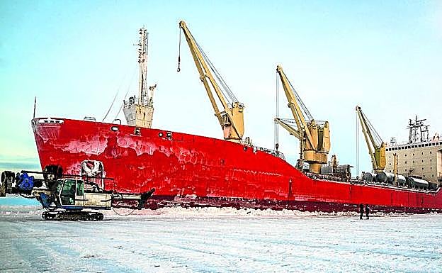 Un rompehielos ruso abre el paso a un mercante en el Ártico. 
