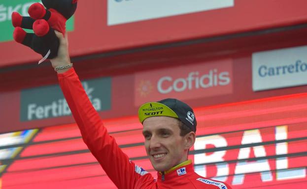 Simon Yates en el podium. 