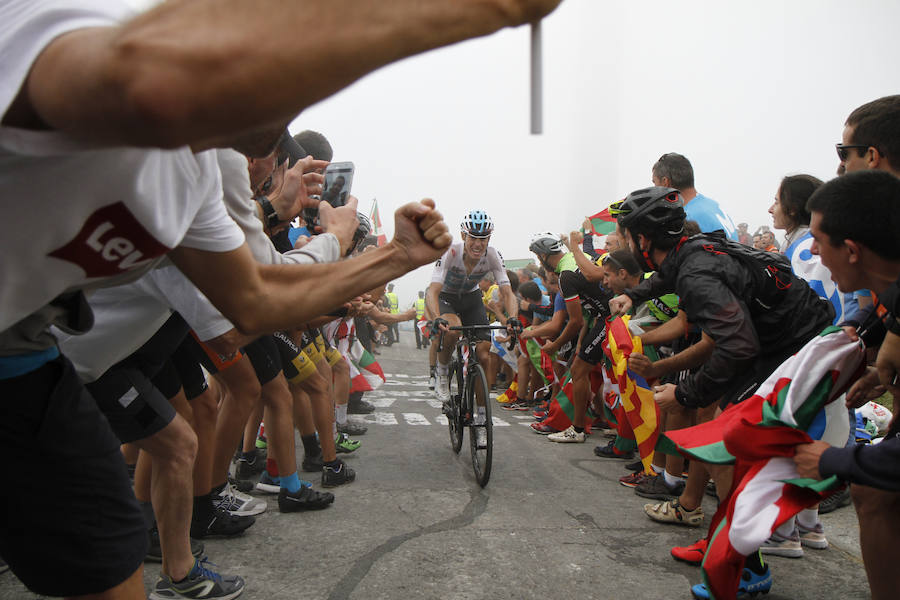 Michael Woods gana en el Oiz, que ha dejado imágenes de los ciclistas con las fuerzas al límite 