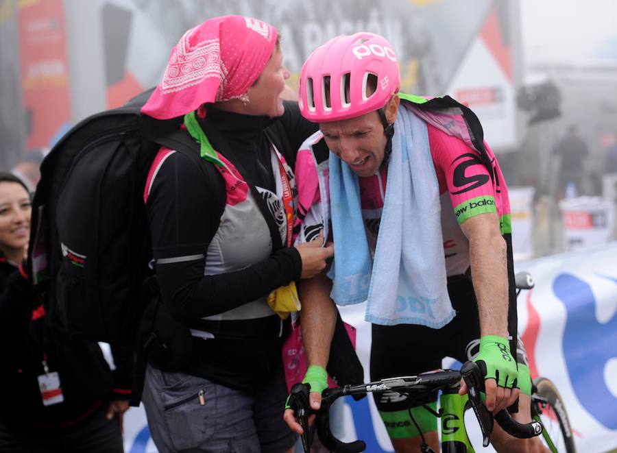 Michael Woods gana en el Oiz, que ha dejado imágenes de los ciclistas con las fuerzas al límite 