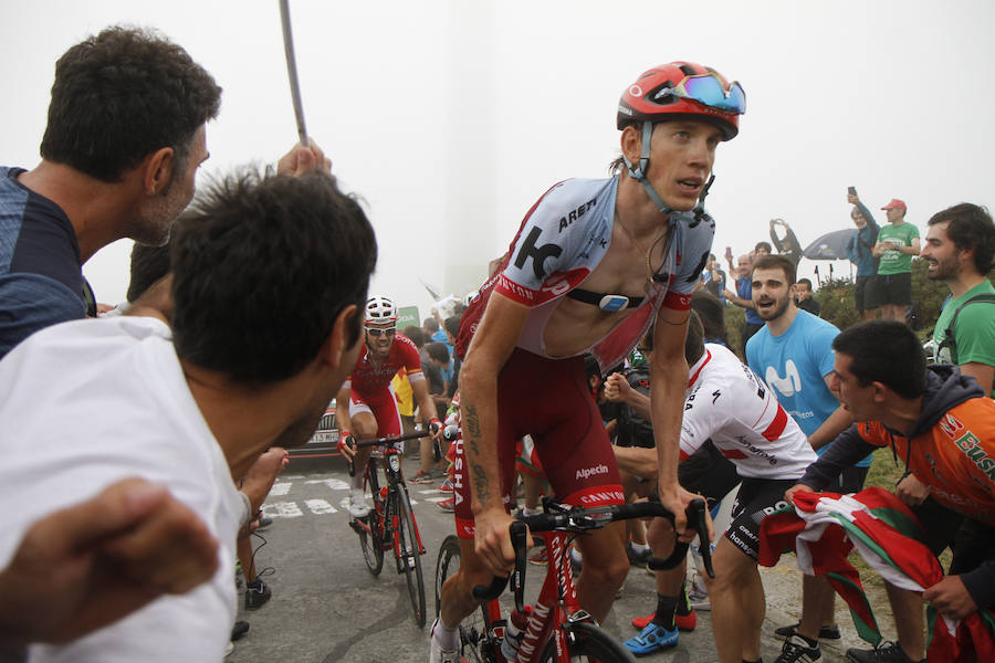 Michael Woods gana en el Oiz, que ha dejado imágenes de los ciclistas con las fuerzas al límite 