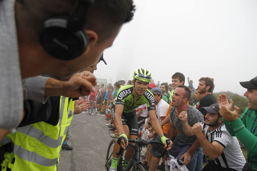 Michael Woods gana en el Oiz, que ha dejado imágenes de los ciclistas con las fuerzas al límite 