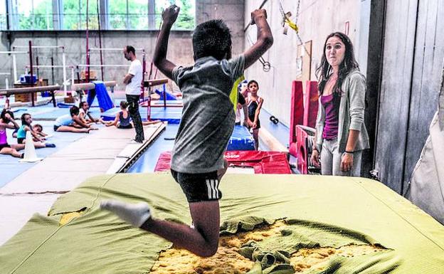 Las gimnastas se quejan de las colchonetas desconchadas en el polideportivo de Ariznabarra. 