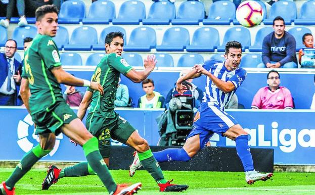 Jony Rodríguez realiza un centro al área durante el partido contra el Betis en Mendizorroza. 