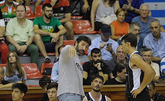 Mumbrú da instrucciones en el partido del viernes en La Casilla