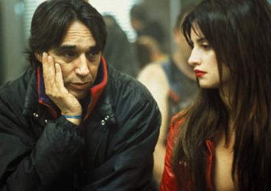 Imagen secundaria 1 - Penjélope Cruz y Javier Bardem en 'Loving Pablo' (2017), la actriz junto a Agustín Díaz-Yanes en 'SIn noticias de Dios' (2001), y Javier Bardem en 'Carne Trémula' (1997).