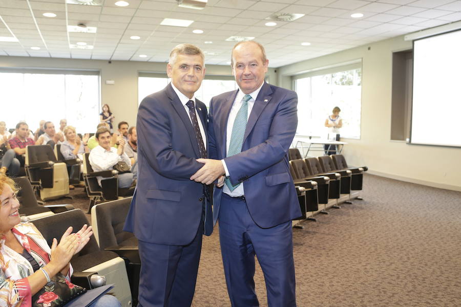 Kepa Odriozola da la mano a su predecesor en el cargo, Ricardo Barkala, tras ser elegido. 