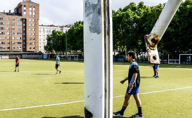 Una portería en el campo de fútbol de Lakua-Arriaga, visiblemente deteriorada.