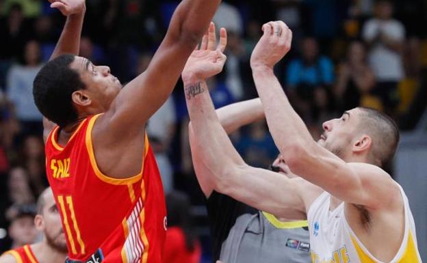 Pelea por el balón entre Saiz y Len durante el Ucrania-España