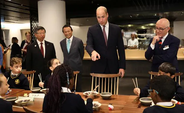El príncipe Guillermo, con los niños en la Casa de Japón. 