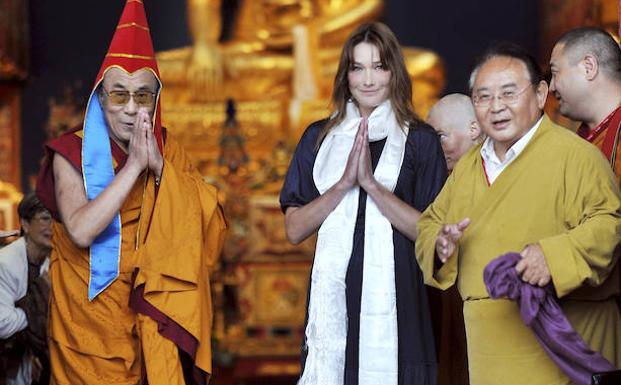 El Dalái Lama (i), con Carla Bruni (c) y Sogyal, un monje acusado de abusos.