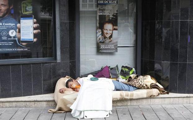 Un 'sintecho' durmiendo en la calle.