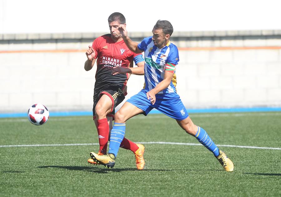 El capitán Ekaitz Molina pelea un balón durante el choque ante el Mirandés.