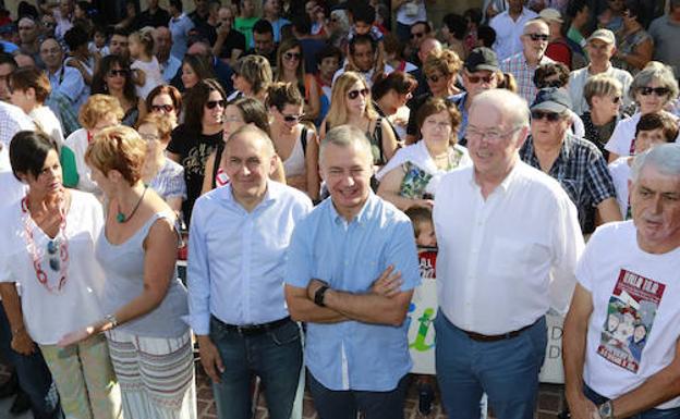 Ramiro González junto a la consejera Arantxa Tapia y el lehendakari Iñigo Urkullu.