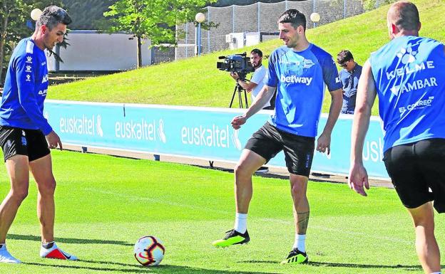 Calleri, en el centro junto a Daniel Torres y Laguardia, cuenta con opciones de formar parte del once inicial alavesista.