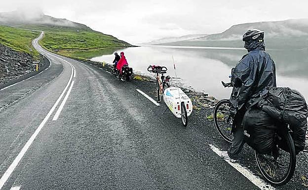 Miembros de la expedición pedalean por uno de los fiordos del noroeste de la isla en los que los balleneros buscaron refugio. 