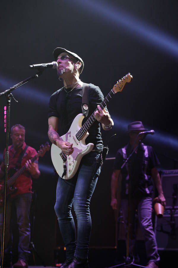 Un concierto para fans llegados de mil lugares cierra la gira de cumpleaños del músico vasco