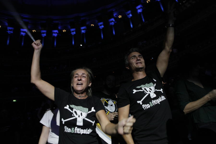 Un concierto para fans llegados de mil lugares cierra la gira de cumpleaños del músico vasco