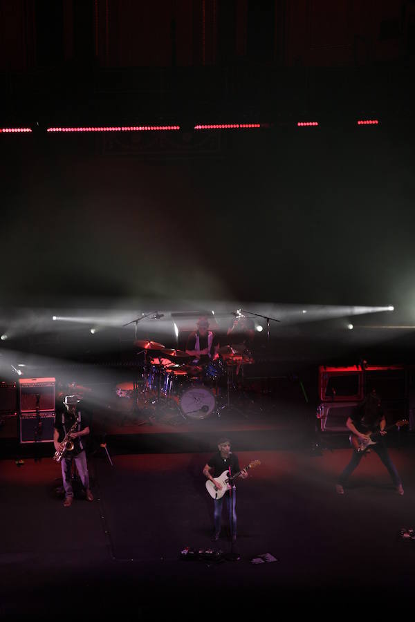 Un concierto para fans llegados de mil lugares cierra la gira de cumpleaños del músico vasco