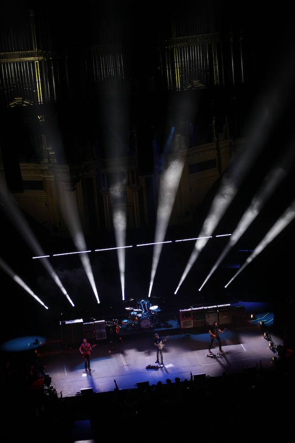 Un concierto para fans llegados de mil lugares cierra la gira de cumpleaños del músico vasco