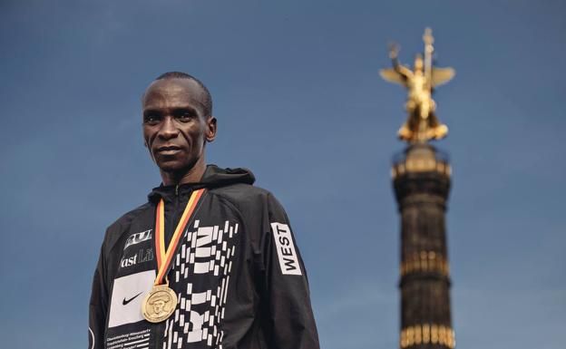 Eliud Kipchoge, tras romper el récord mundial en Berlín. 