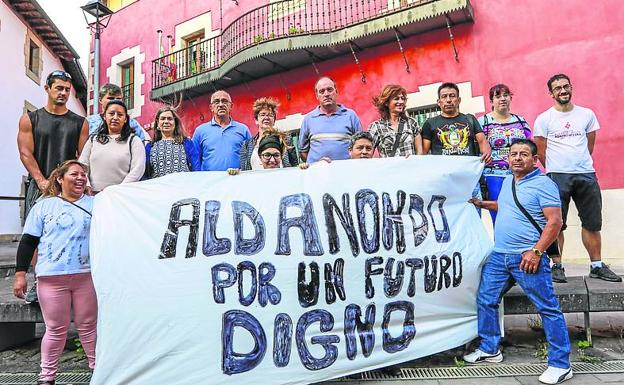Trabajadores de Aldanondo se concentraron ayer en Agurain. 