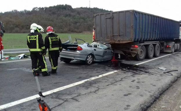 Accidente entre un coche y un camión.