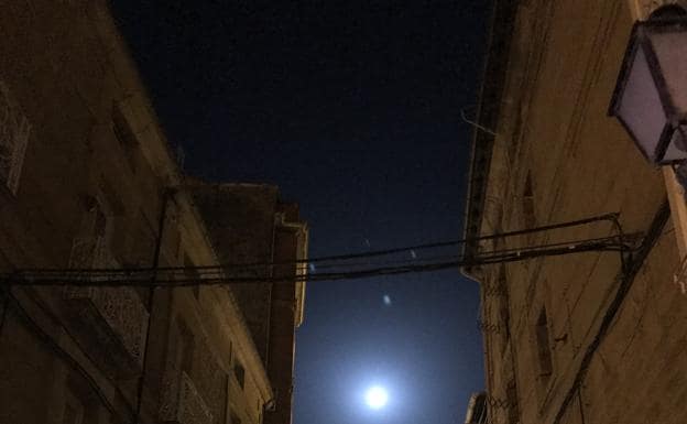 Iluminación urbana, con la mitad de las farolas apagadas, en la Calle Taranco de Haro.