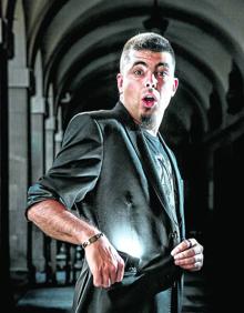 Imagen secundaria 2 - Linaje (57 años) y Patxi (44) llevan varios años residiendo en Miranda del Ebro. Viven 'Enmagiados'. Asier Kidam (34 años), admirador del mentalista británico Derren Brown, confiesa que su mejor truco lo tiene «siempre a mano». El Mago Goyo (31 años) lleva ocho años en Vitoria. Hace magia de cerca y familiar. «Un poco de todo». En la actualidad prepara un número de escapismo.