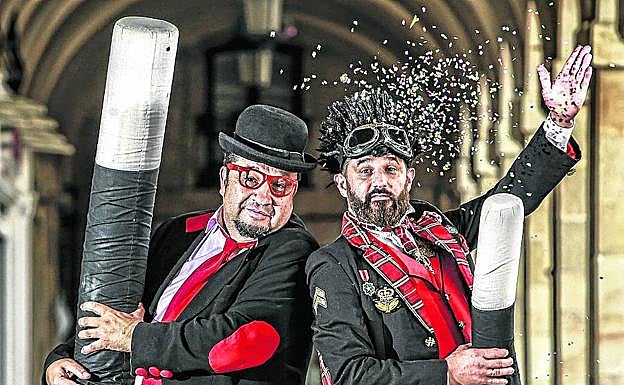 Imagen principal - Linaje (57 años) y Patxi (44) llevan varios años residiendo en Miranda del Ebro. Viven 'Enmagiados'. Asier Kidam (34 años), admirador del mentalista británico Derren Brown, confiesa que su mejor truco lo tiene «siempre a mano». El Mago Goyo (31 años) lleva ocho años en Vitoria. Hace magia de cerca y familiar. «Un poco de todo». En la actualidad prepara un número de escapismo.